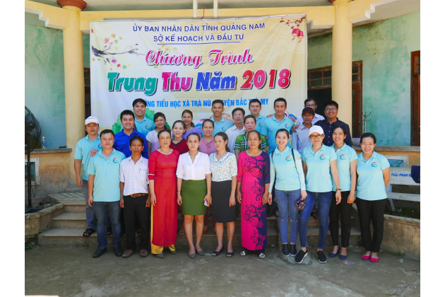Chi đoàn Sở Kế hoạch và Đầu tư tổ chức Chương trình trung thu 2018 cho các em học sinh tại Trường tiểu học xã Trà Nú, huyện Bắc Trà My
